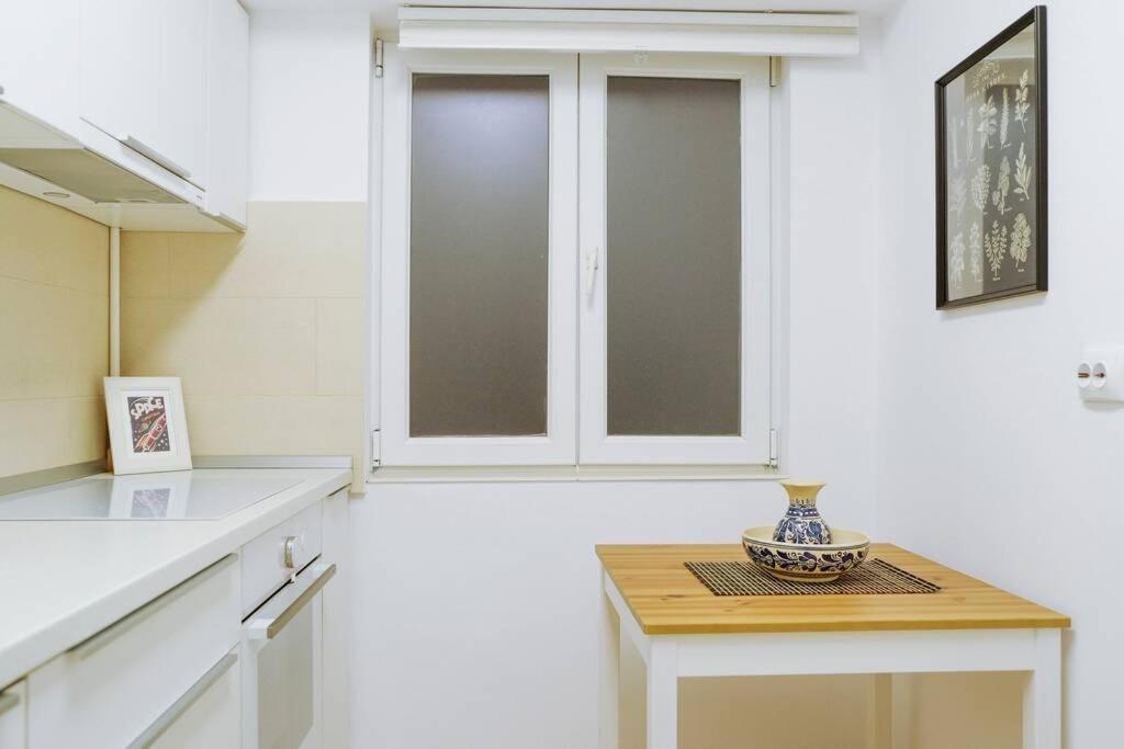 Elegant Vibes Apartment Next To Obor Market Bukarest Eksteriør billede