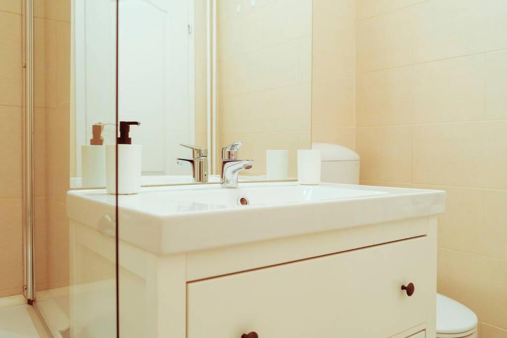 Elegant Vibes Apartment Next To Obor Market Bukarest Eksteriør billede